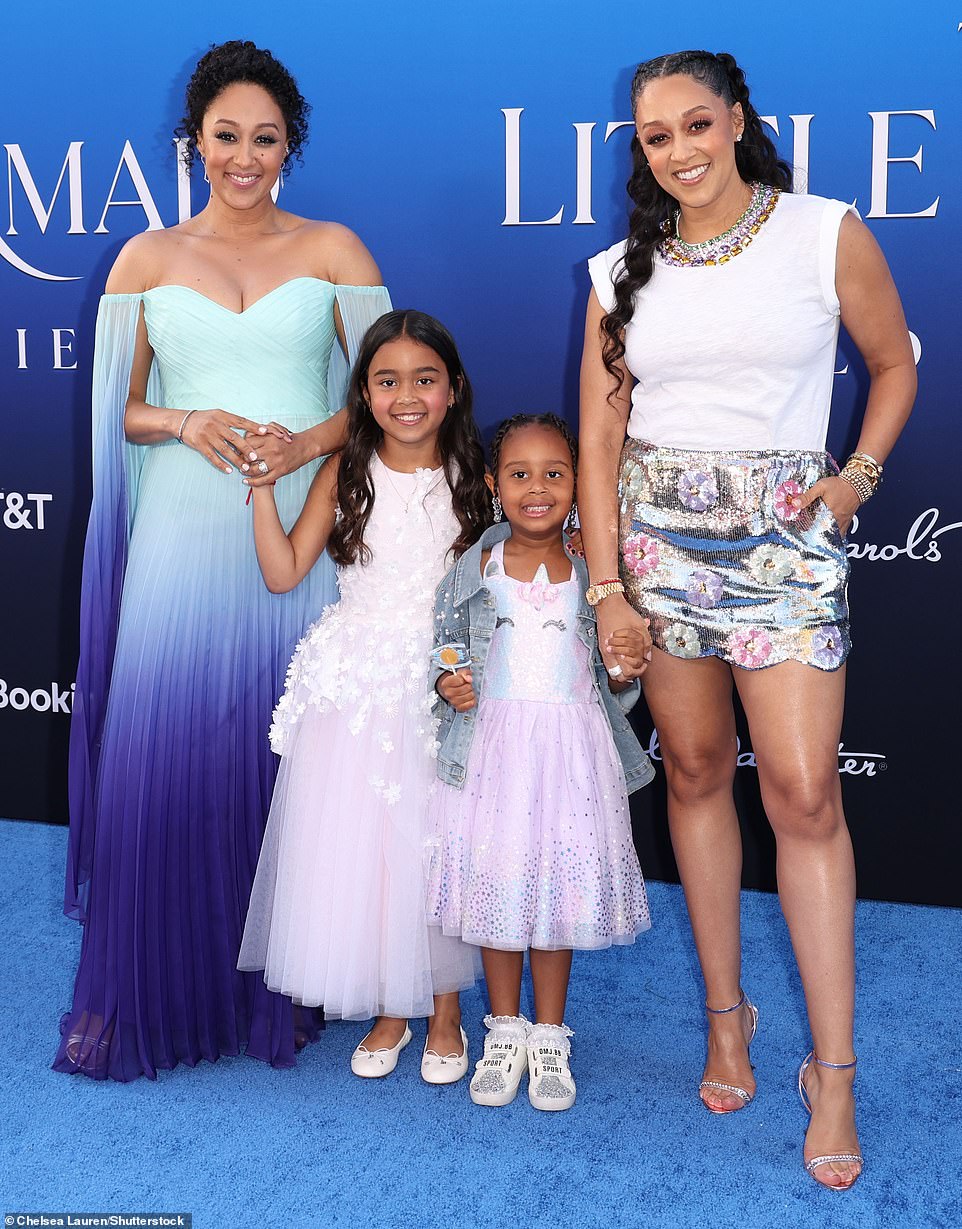 Tia and Tamera created a sweet family memory for their girls when they posed for a group photo