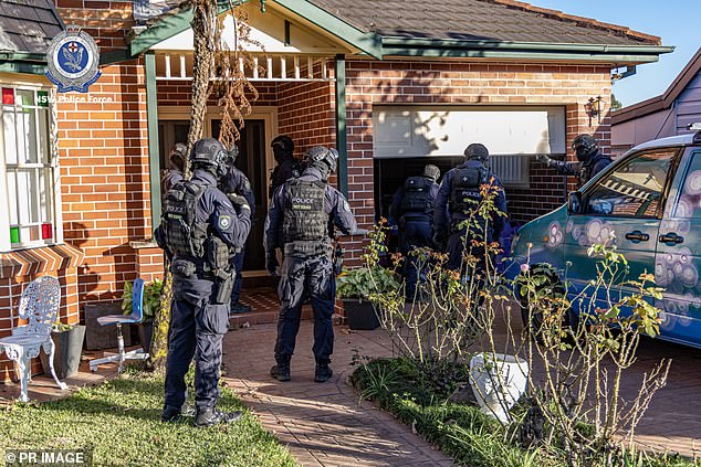 Ein Bild der NSW-Polizei im Zusammenhang mit der Verhaftung von Michel Germani, nachdem er beschuldigt wurde, einen bewaffneten Raubüberfall auf sein Geschäft in Sydney geplant zu haben