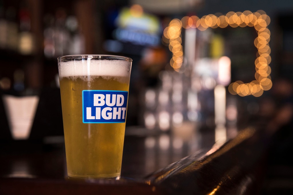 Ein Glas Bud Light sitzt auf einer Bar, 26. Juli 2018 in New York City.