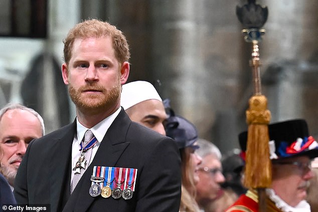 Samstag, 10.45 Uhr: Prinz Harry schaut bei der Krönungszeremonie seines Vaters in der Westminster Abbey zu.  Er wurde hinter vielen anderen hochrangigen Royals in die dritte Reihe verbannt