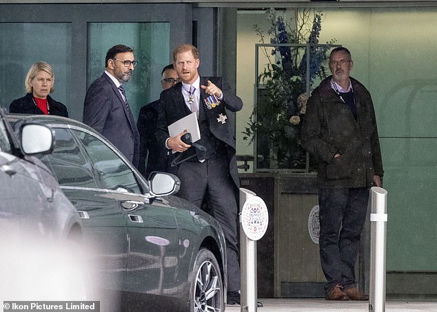 Samstag, 14 Uhr: Prinz Harry kommt in der Windsor Suite am Flughafen Heathrow an, nachdem er den Krönungsgottesdienst verlassen hat