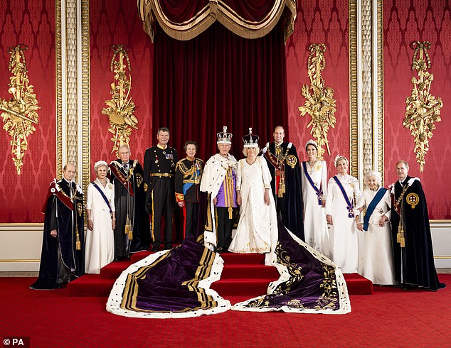 Prinz Harry trat der königlichen Familie nicht für offizielle Krönungsporträts bei und war am Sonntag nicht beim Krönungskonzert