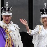 König Karl III. wird in einer Zeremonie gekrönt, die Geschichte und Wandel verbindet