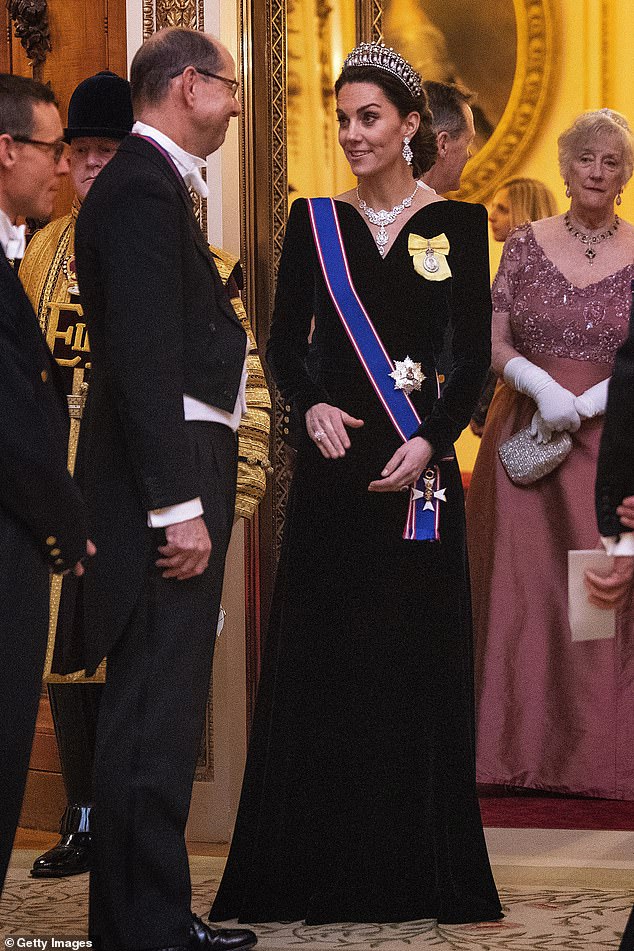 Die Prinzessin von Wales besitzt auch das Designer-Kleid in voller Länge in Schwarz.  Im Bild: Das Kleid bei einem Empfang im Buckingham Palace im Dezember 2019
