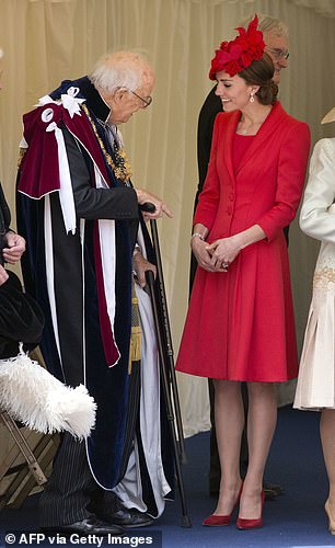 Bei der Order of the Garter-Zeremonie im Jahr 2016 trug sie eine Kreation von Catherine Walker im Wert von 2.000 £ in leuchtendem Rot