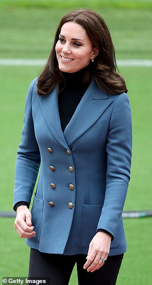 Glänzende Idee: Kate trug diese doppelreihige Twill-Jacke £ 493 von Philosophy di Lorenzo Serafini in Blau bei einer Abschlussfeier im Jahr 2017