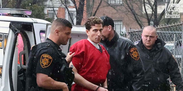 Bryan Kohberger trägt einen roten Overall, als er das Gerichtsgebäude betritt