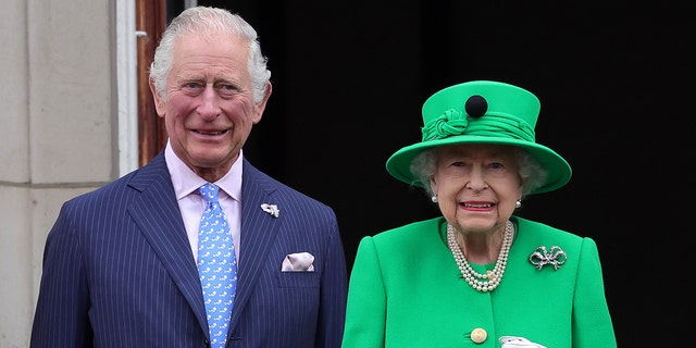 König Charles III. mit Königin Elizabeth II. auf dem Balkon des Buckingham Palace beim Platinum Jubilee