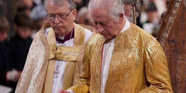 König Charles III hält das Staatsschwert während seiner Krönungszeremonie in der Westminster Abbey