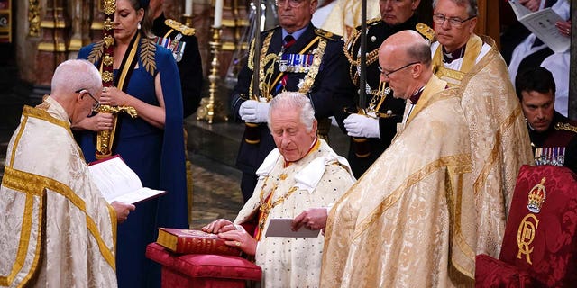 König Charles III während seiner Krönungszeremonie in der Westminster Abbey, London.