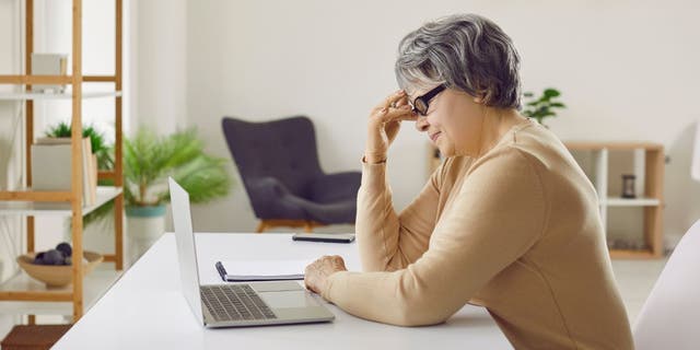 Frustrierte Frau arbeitet am Computer