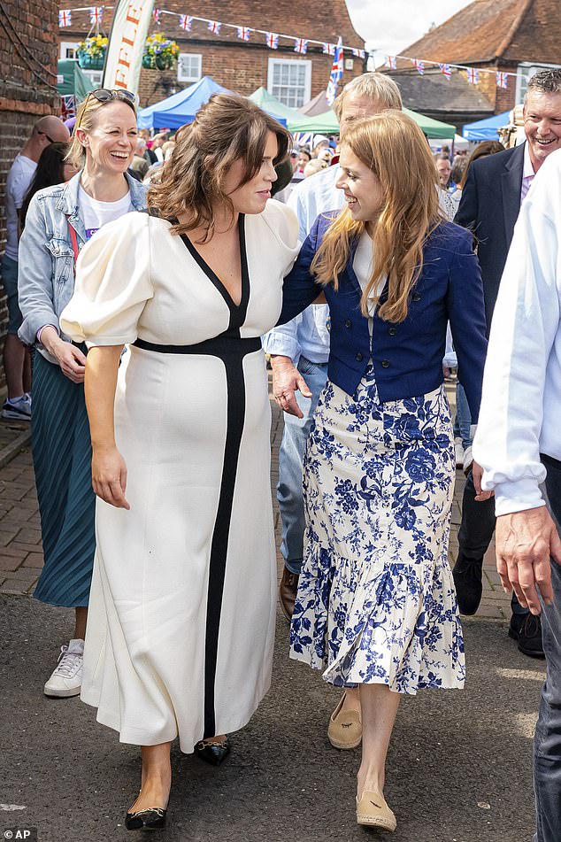 Prinz Andrews Tochter Eugenie teilte auch professionell aufgenommene Fotos von sich mit ihrer Schwester Beatrice, 34, beim Big Lunch in Chalfont St. Giles