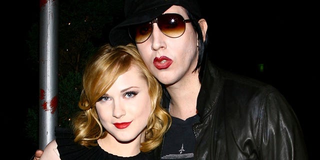 Marilyn Manson trägt 2007 zusammen mit Evan Rachel Wood eine dunkle Sonnenbrille