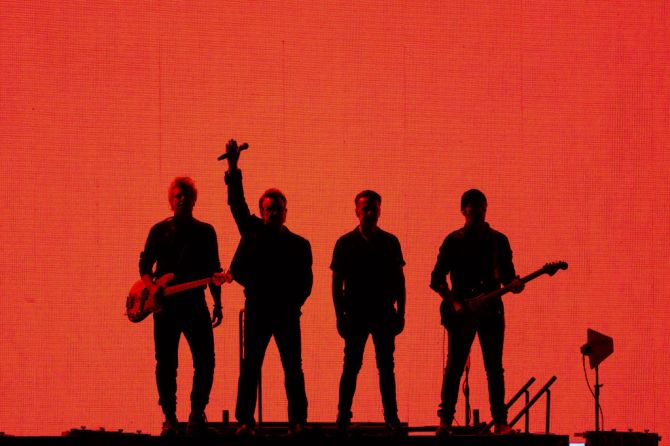 SAITAMA, JAPAN – 4. DEZEMBER: (LR) Adam Clayton, Bono, Larry Mullen Jr. und The Edge of U2 treten am 4. Dezember 2019 in Saitama, Japan, in der Saitama Super Arena auf.  (Foto von Takashi Aoyama/Getty Images)
