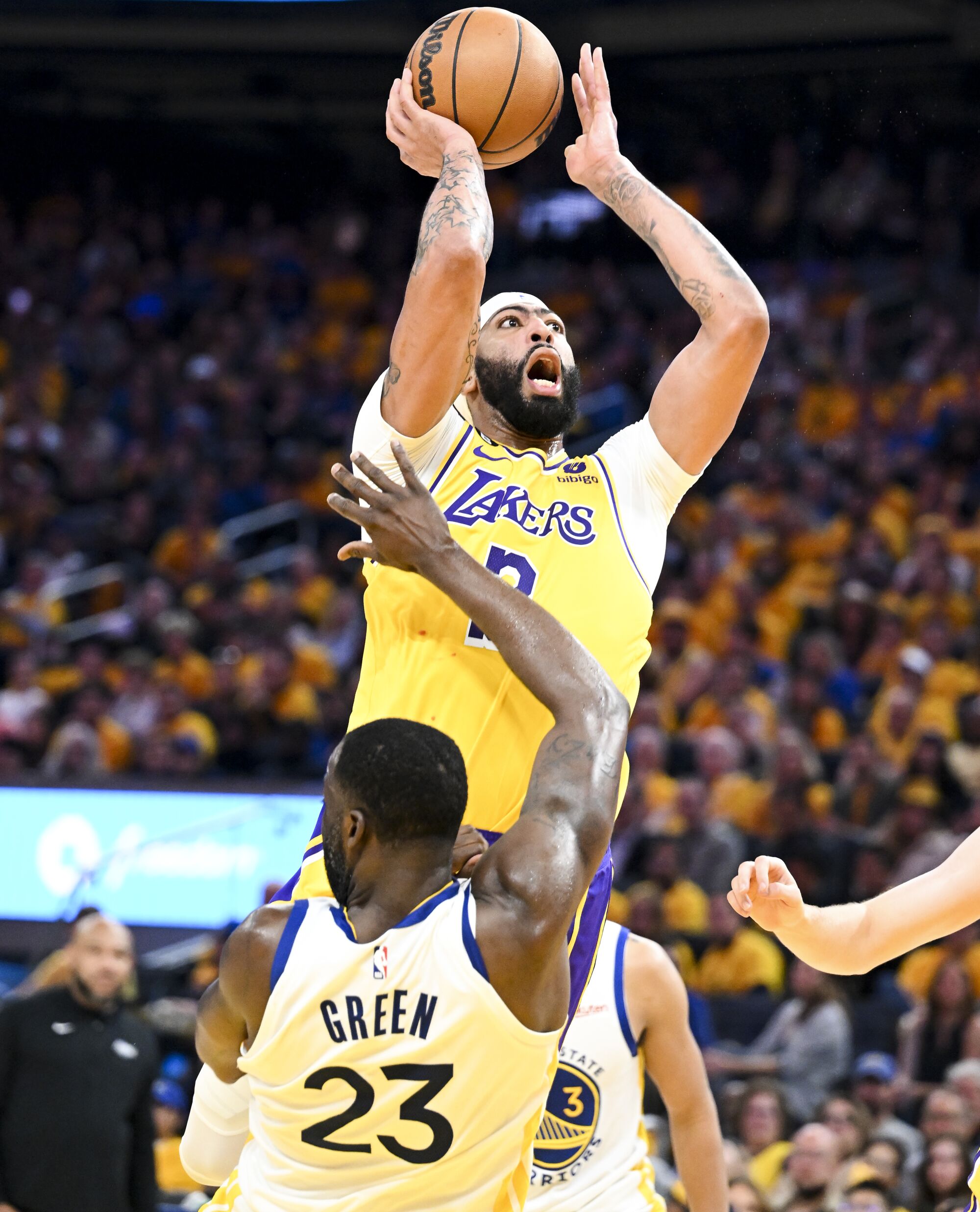 Warriors-Stürmer Draymond Green begeht ein Offensivfoul an Lakers-Stürmer Anthony Davis.