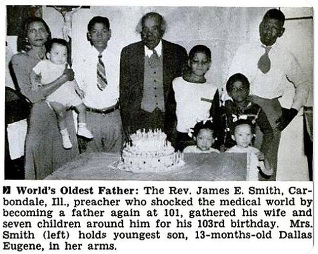 James E. Smith war ein Prediger aus Illinois.  Er behauptete, im Januar 1951 mit seiner Frau Anna Smith, 38, im Alter von 101 Jahren und 10 Monaten ein Kind in den USA bekommen zu haben.  hier ist er mit seiner Frau und seinen Kindern an seinem 103. Geburtstag abgebildet