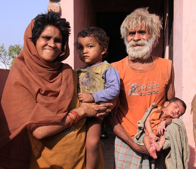 Ramjit Raghav im Alter von 96 Jahren mit seiner Frau Shankuntala (54) und seinen Söhnen Karamjit (4) und dem neugeborenen Ranjit