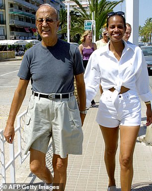 Der spanische Arzt Julio Iglesias Puga (gestorben im Dezember 2005), Vater des berühmten Sängers Julio Iglesias, und seine Frau Ronna Keitt gehen 2002 in Peniscola spazieren
