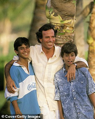 Julio Iglesias neben seinen Söhnen Enrique und Julio Jose auf Hawaii
