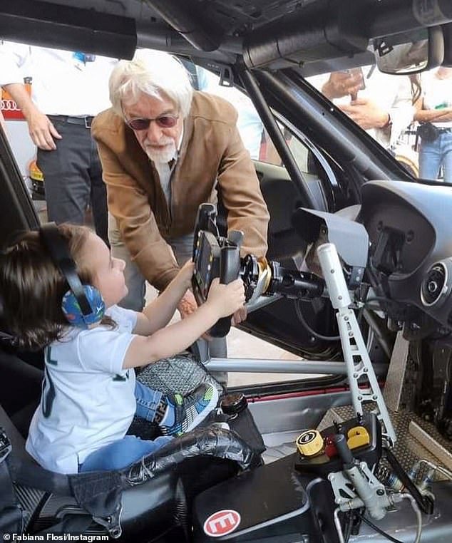 Bernie Ecclestone im Alter von 91 Jahren mit Baby Ace im Alter von 21 Monaten am Steuer eines Autos auf der Rennstrecke Interlagos