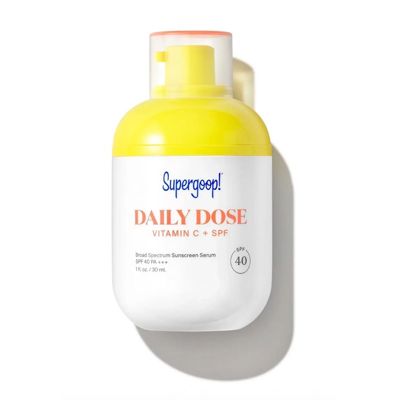 Eine weiße Flasche mit gelber Pumpe und klarem Verschluss des Supergoop Daily Dose Vitamin C + SPF 40 Serums auf weißem Hintergrund