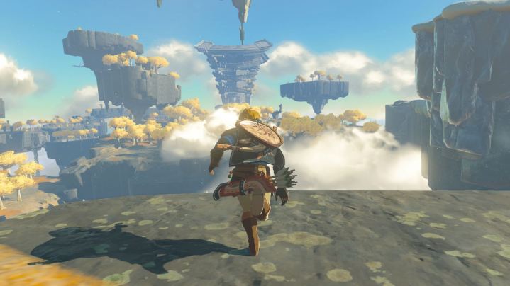 Link rennt in The Legend of Zelda: Tears of the Kingdom auf einen Felsvorsprung zu.