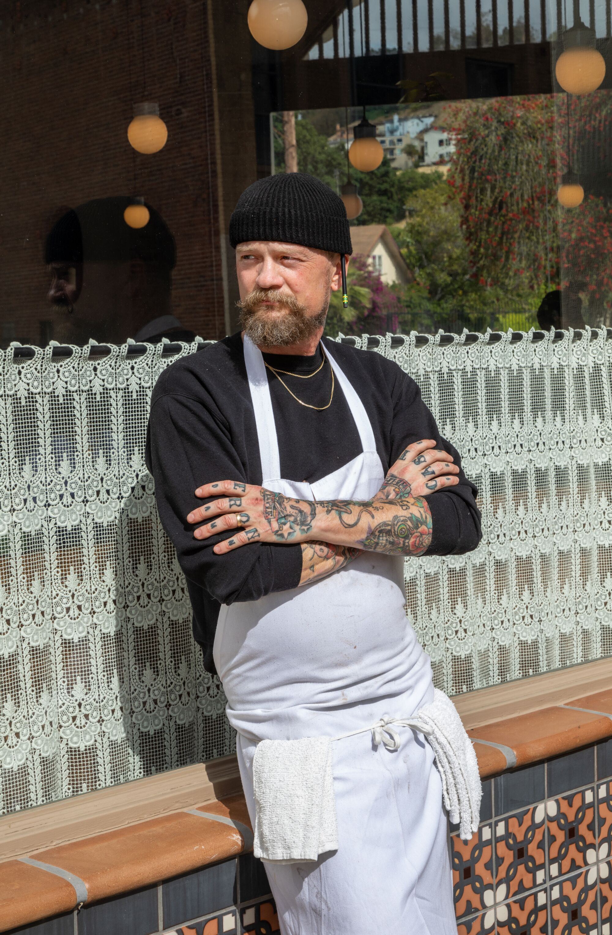 Brian Dunsmoor, in weißer Schürze, schwarzem Hemd und Mütze, vor seinem Restaurant in LA