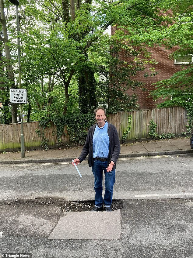 Der Vater von zwei Kindern hatte die geniale Idee, „Bromley Potholes Guided Tours“ ins Leben zu rufen, um Einheimischen und Touristen Insider-Informationen über den Zustand der Straßen des Bezirks zu geben