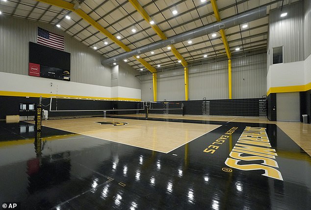 Favre nutzte Sozialhilfegelder, um ein Volleyball-Fitnessstudio in Southern Miss, seiner Alma Mater, zu finanzieren