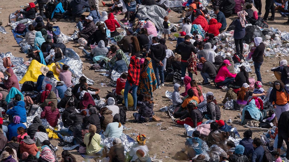 Migranten warten auf die Bearbeitung