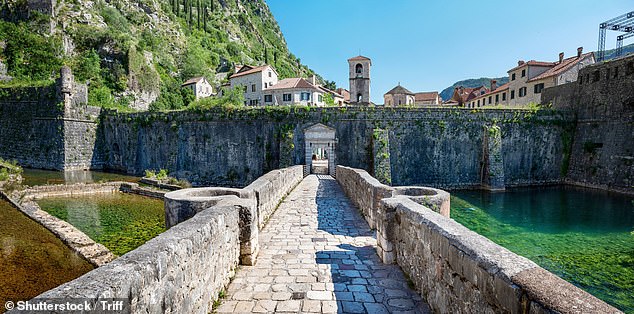 Die zum Unesco-Weltkulturerbe gehörende Stadt Kotor, einst ein Marinestützpunkt, liegt zwischen hohen Gipfeln und einer tiefen Bucht.  Oben ist das Nordtor der Stadt