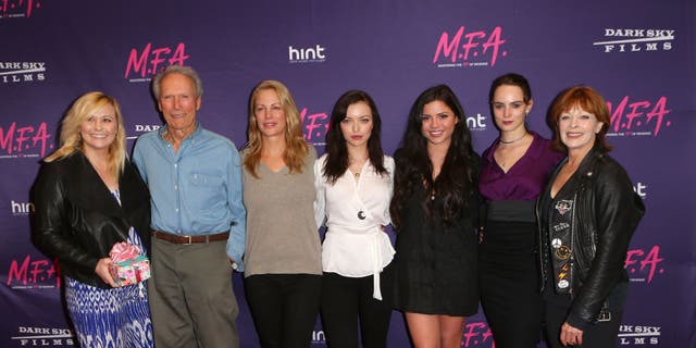 Clint Eastwood mit Frances Fisher und Töchtern