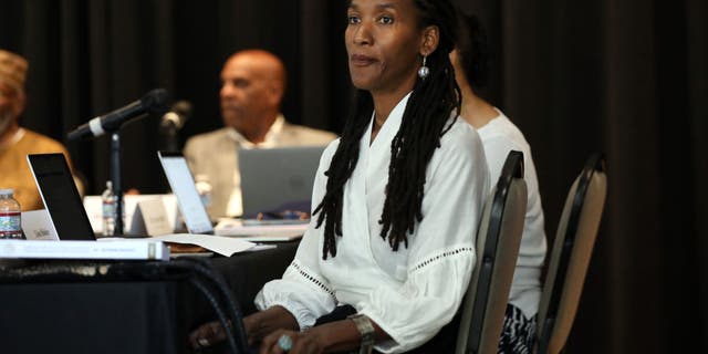 Lisa Holder, Mitglied der California Reparations Task Force, am 22. September 2022 im California Science Center in Los Angeles.