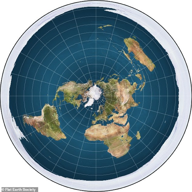 Diejenigen, die sich dem Modell der flachen Erde anschließen, glauben, dass die Erde eine Scheibe ist, mit dem Nordpol in der Mitte und der Antarktis, die sich am Rand entlang erstreckt