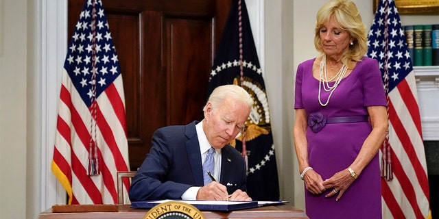 Joe Biden unterzeichnet ein Waffengesetz