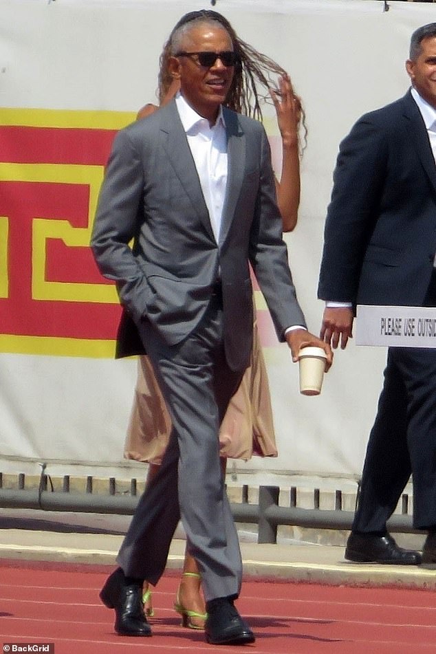 Der 61-jährige Barack trug einen hellgrauen Anzug, den er mit einem weißen Button-Down-Krawatte und schwarzen Brogues kombinierte