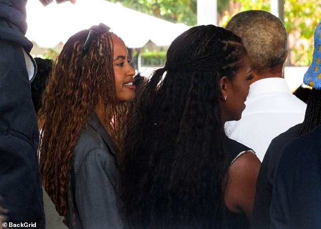 Barack gab Malia liebevoll seinen Anzugmantel, damit er sich warm hielt, während sie im Schatten standen