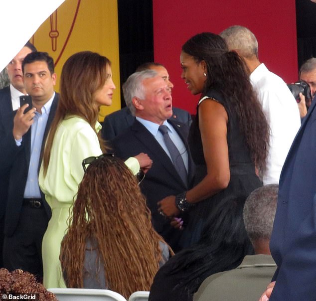 Barack und Michelle mischten sich fröhlich unter ihre Bekannten, bevor sie ihre Plätze einnahmen