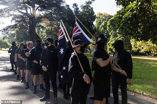 Die rechtsextreme Gruppe trug australische Flaggen, um gegen die Einwanderung zu protestieren