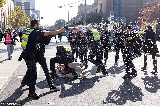 Polizisten gingen bei dem heftigen Auftritt in Melbourne gegen Demonstranten vor