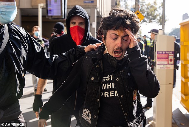 Mitglieder des National Socialist Network in Melbourne planten die Veranstaltung ab Samstagmittag, doch ab 10 Uhr trafen Gegendemonstranten in der Spring Street in Melbourne ein, was zu Zusammenstößen führte.  Auf dem Bild ist ein Gegendemonstrant zu sehen