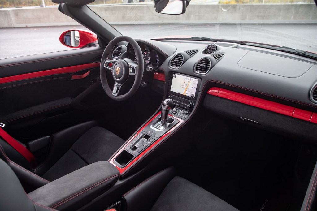 Ein Innenraum eines Porsche Boxster 2023, aufgenommen von der Beifahrerseite des Wagens