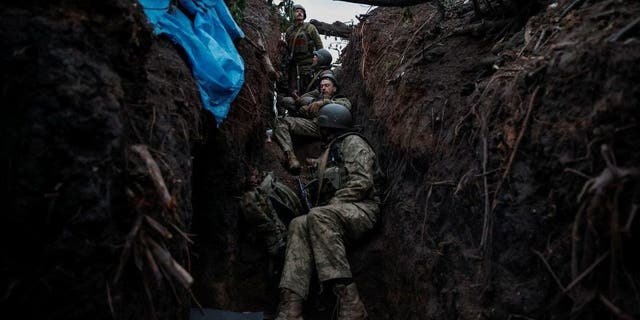 Die Ukraine gräbt Bachmut in Schützengräben