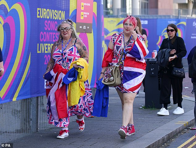 Die Briten, die den britischen Act Mae Muller unterstützen, sind in Union Jacks gehüllt, während sie sich auf die Feier vorbereiten