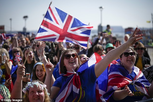 Union-Jack-Flaggen füllten heute die Menge, und viele Briten waren auf der Suche nach der Sängerin Mae Muller