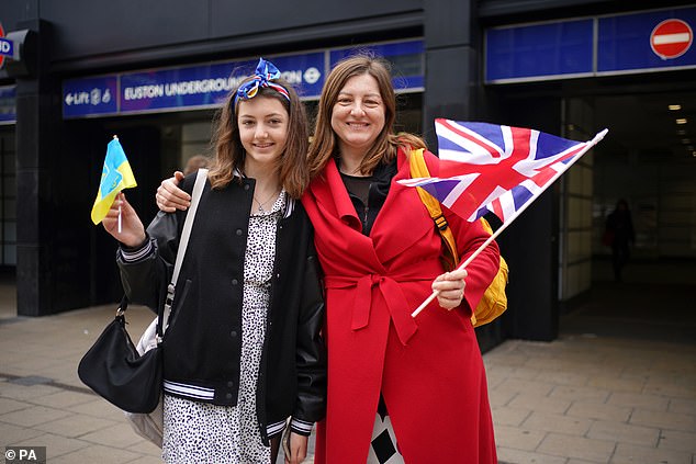 Im Bild: Olena Ablaieva (im Bild rechts) mit ihrer Tochter Vasylysa (links).  Das Paar stammt ursprünglich aus der Ukraine, lebt aber nach Kriegsausbruch im letzten Jahr jetzt in Sidcup bei einer Gastfamilie.  Heute reisen sie von London nach Liverpool, um den Wettbewerb anzusehen