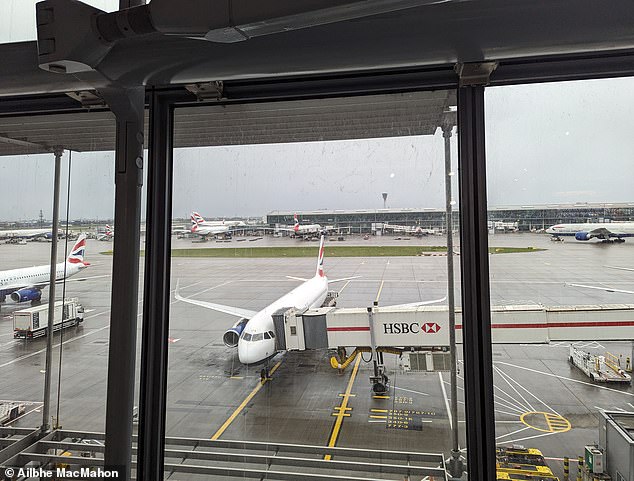 Der BA-Flug fliegt in Richtung Southampton, bevor er umkehrt.  Oben ist der A320 vor dem Start in Heathrow zu sehen