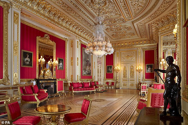 Ein Favorit der verstorbenen Königin – der Crimson Drawing Room, ein halbstaatlicher Raum auf Schloss Windsor, der regelmäßig von der verstorbenen Monarchin genutzt wurde