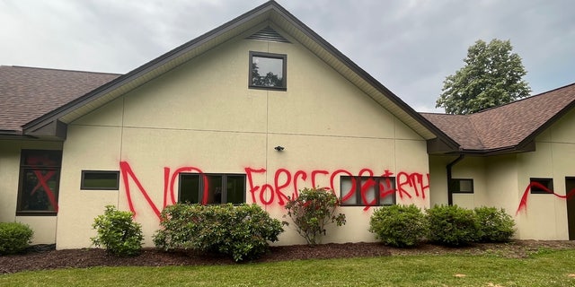 Vandalisiertes MAPS-Gebäude in Asheville