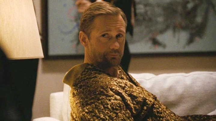 Lukas Matsson sitzt in der vierten Staffel von Succession auf einer Couch.